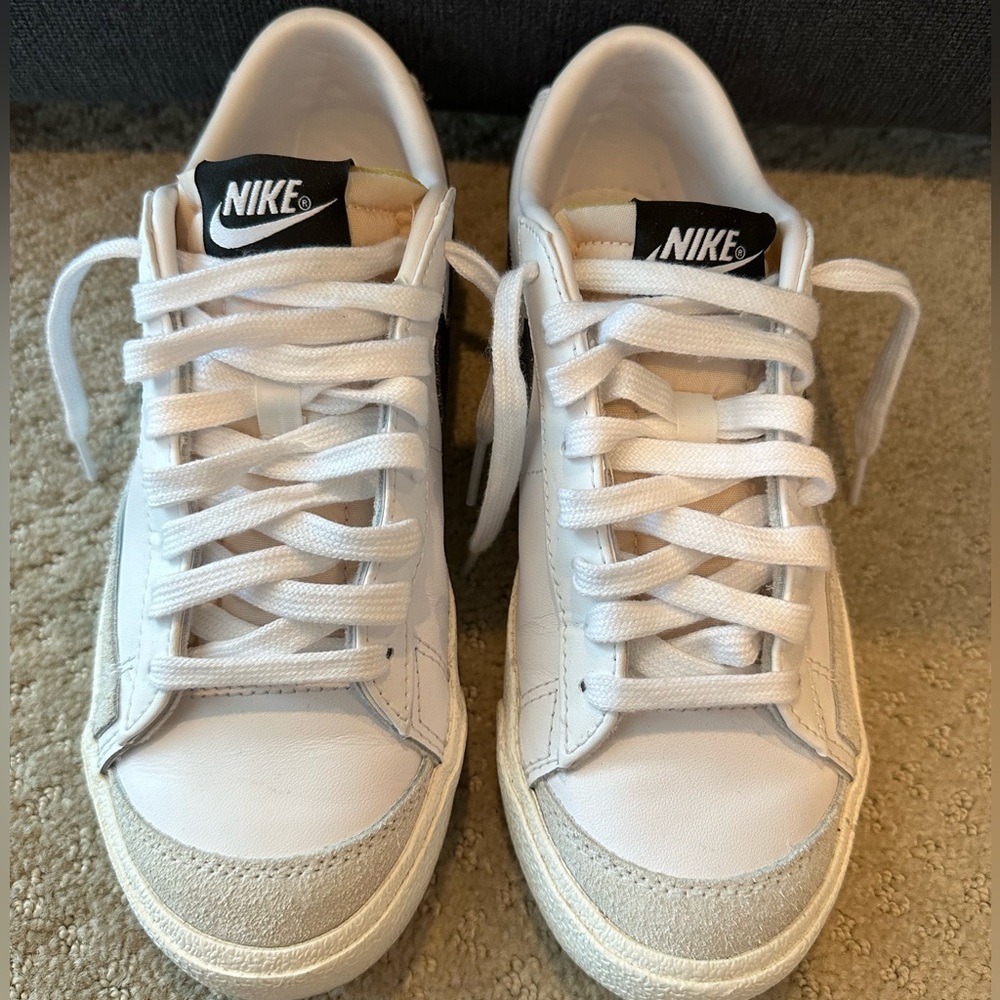 Nike Women’s Blazer Low ‘77 Sneaker (Size 7)